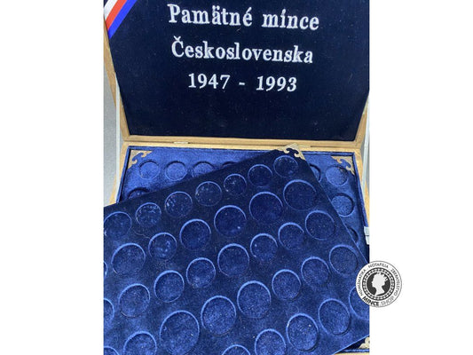 Luxusná drevená kazeta s troma plátami na Československé pamätné mince 1947-1993